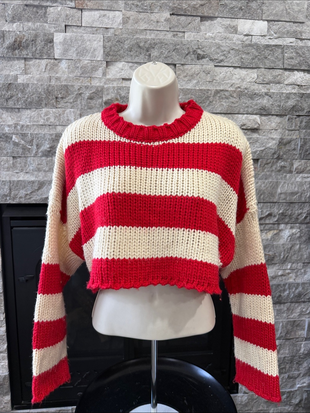 EDIKTED Ozzy Stripe Crop
Sweater Red and Beige